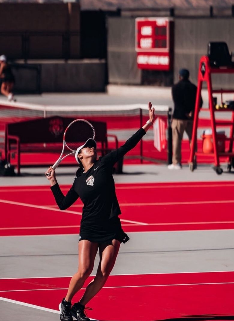 張可暄 Katherine 於 NCAA 賽場發球
